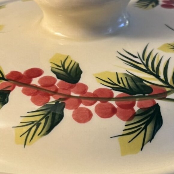 Wendover Lane Double-Handled Lidded Stoneware Baking Dish Holly 8" x 4" - Picture 13 of 16